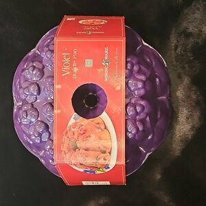 NWT Nordic Ware Platinum Collection Violet Bundt Pan